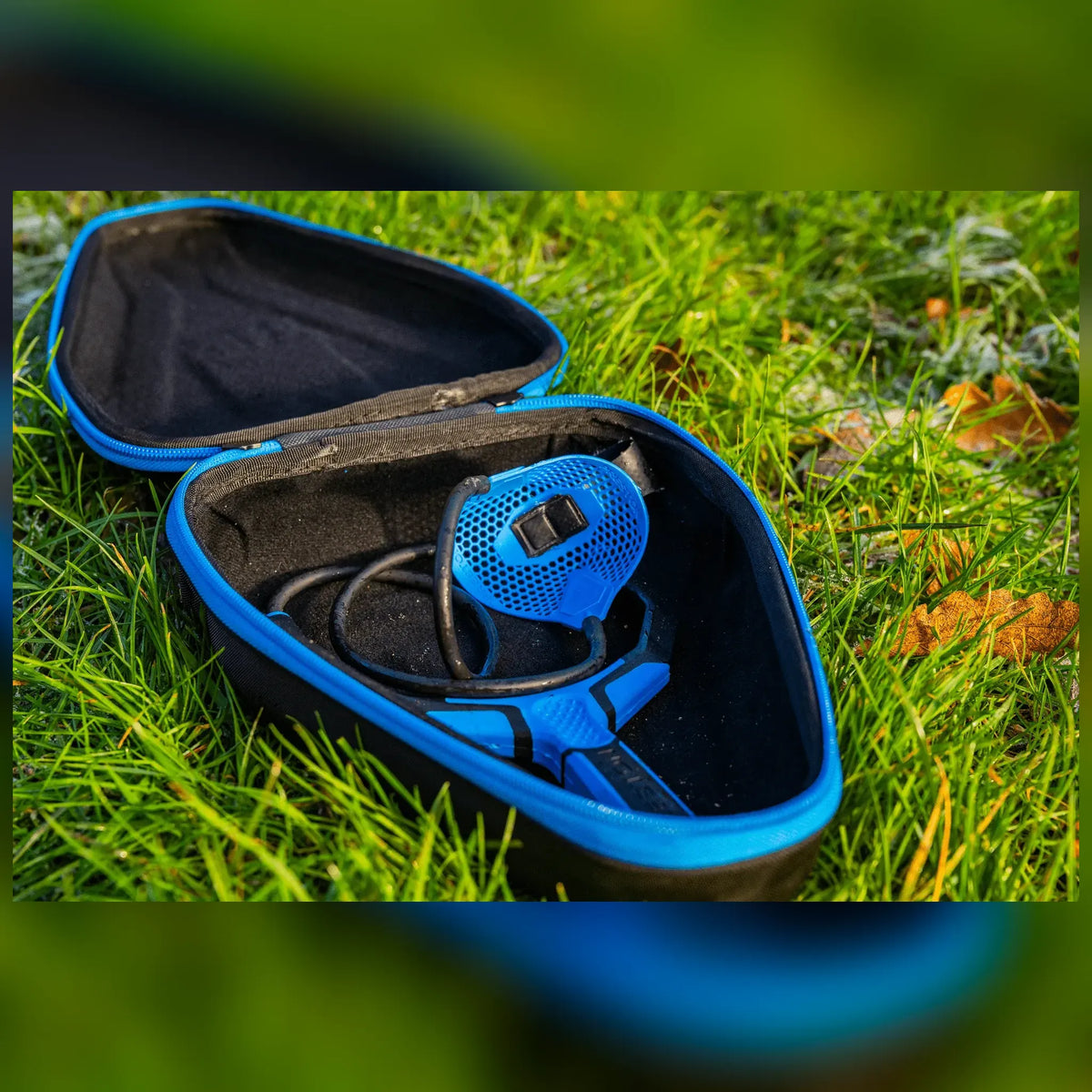 Preston Hardcase Catty Safe P0130125 – geopende tas met katapult op gras