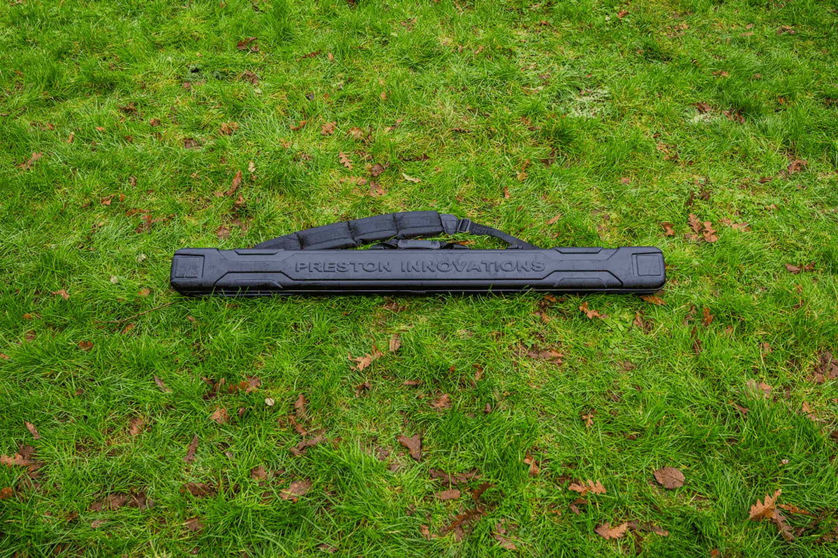 Preston Hardcase Compact Kit Safe – liggend op gras met merknaam op de zijkant