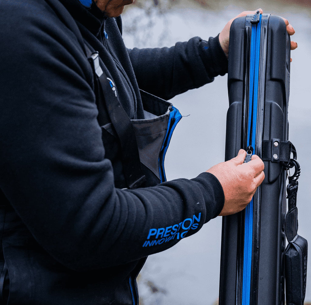 Preston Hardcase Compact Kit Safe – ritssluiting bedienen bij een rechtopstaande case