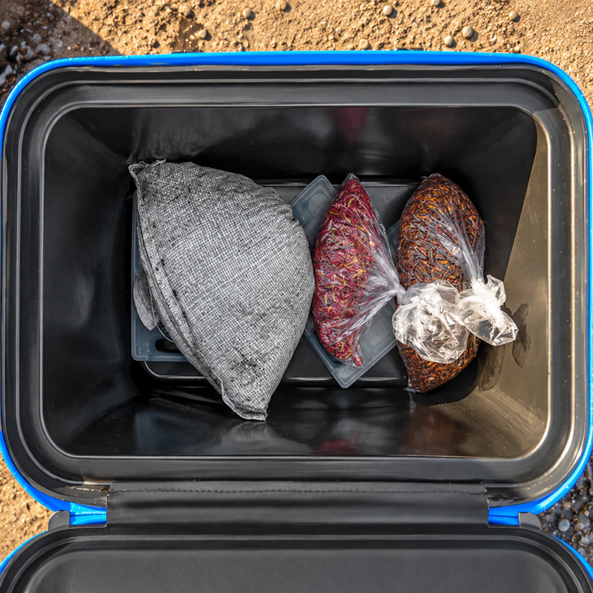 Preston Hardcase Cool Safe – open koeltas met aas en materiaal in gebruik