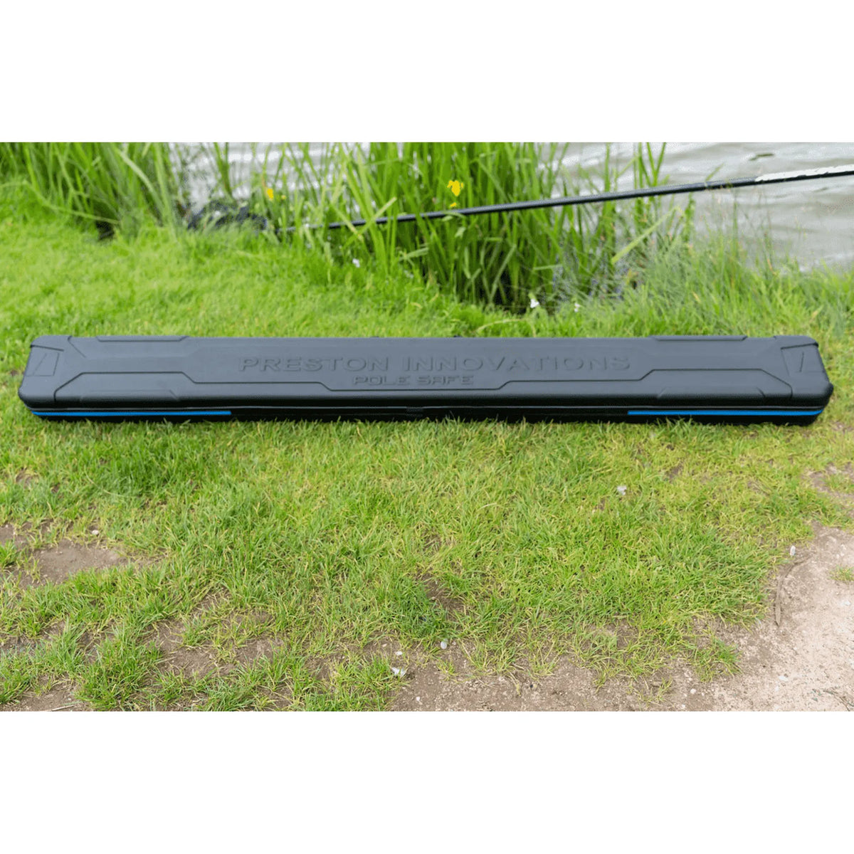 Preston Hardcase Pole Safe liggend aan de waterkant