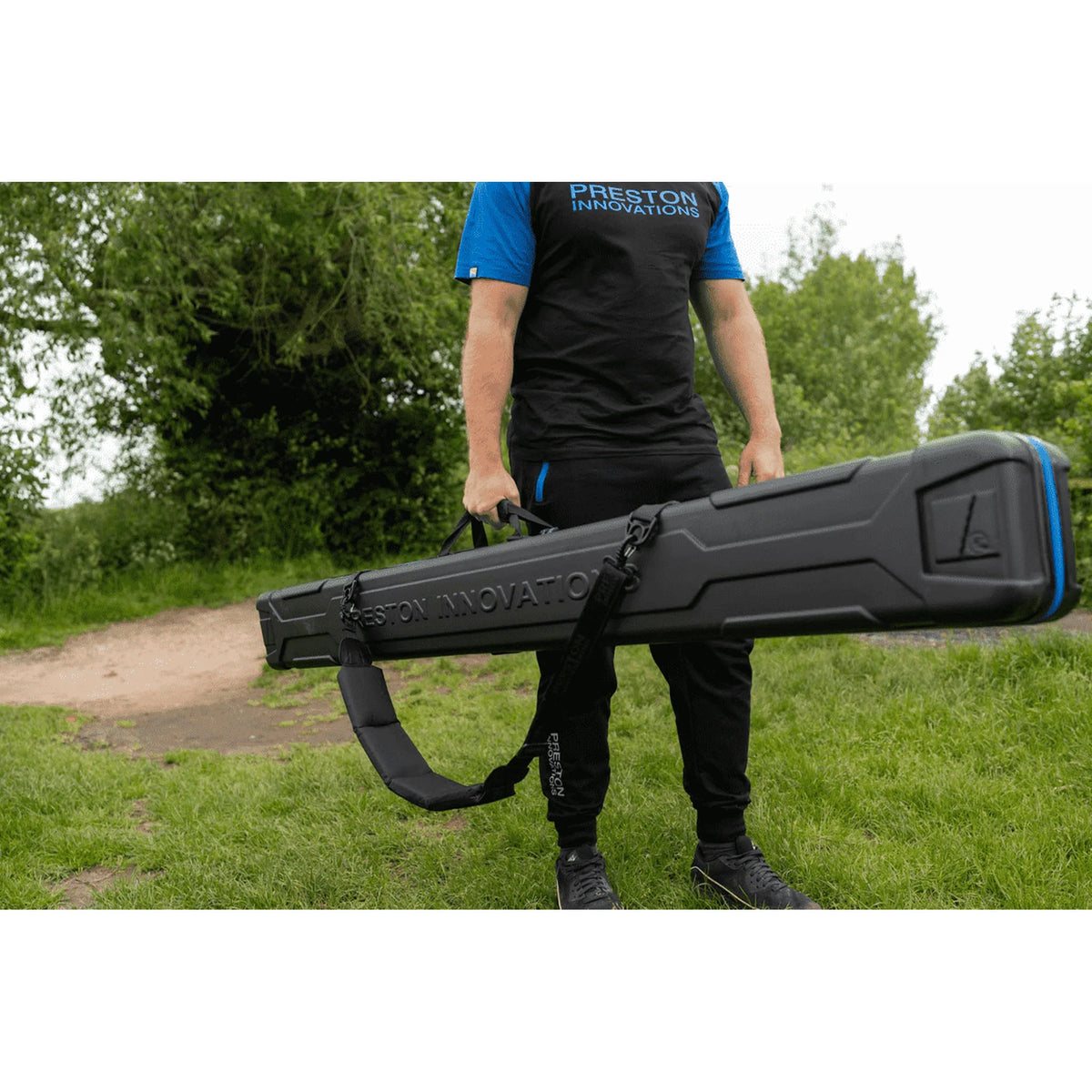 Visser draagt de Preston Hardcase Pole Safe aan het handvat