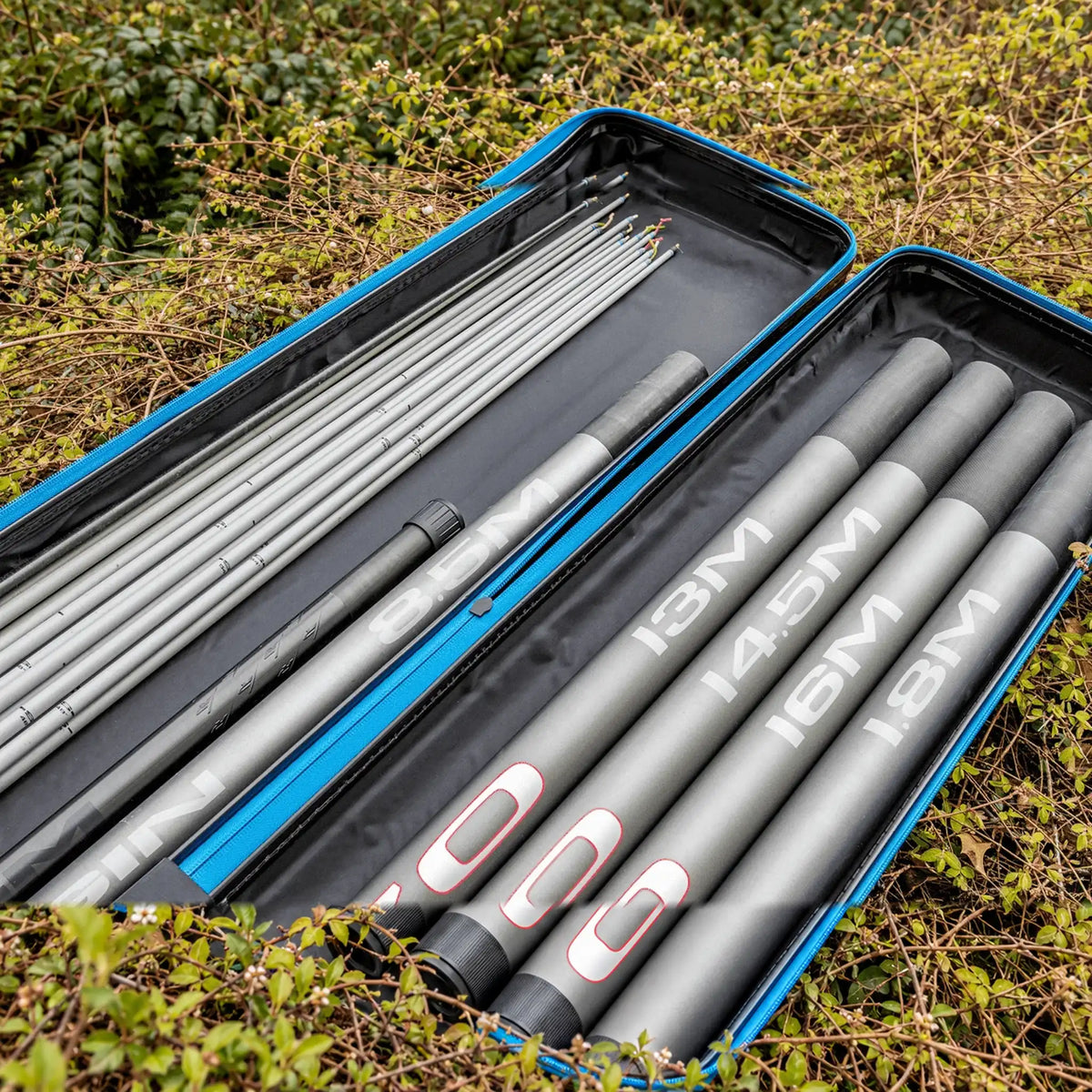 Preston Hardcase Pole Safe XL geopend met twee opbergvakken