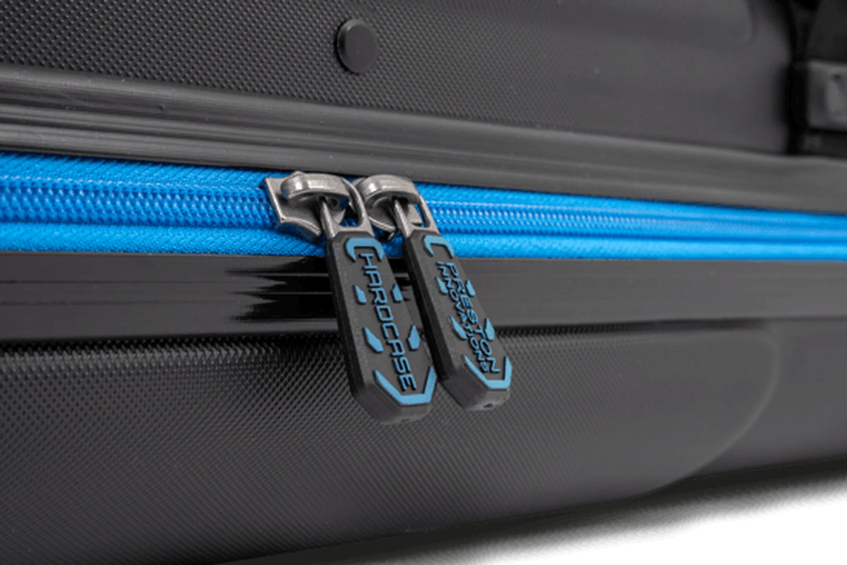 Twee ritstrekkers met Hardcase- en Preston Innovations-opdruk aan de blauwe rits van de Rod Safe Compact