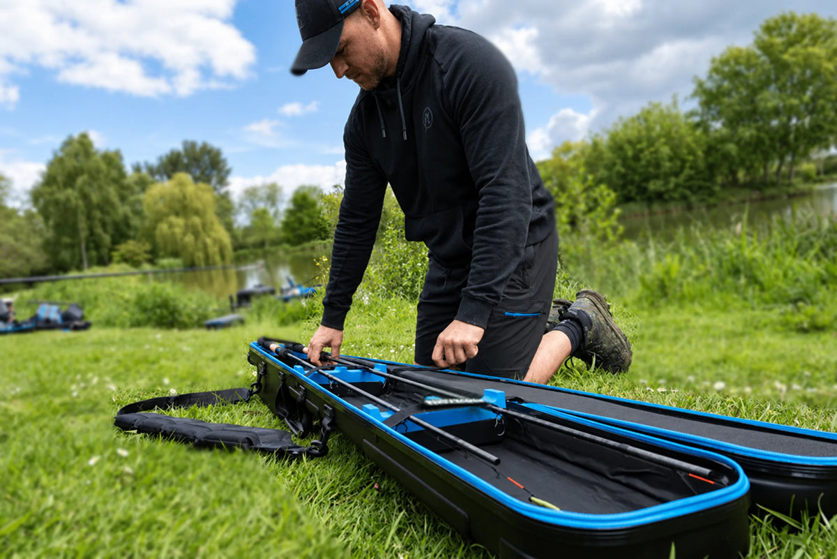 Preston Hardcase Rod Safe Compact wordt aan de waterkant geopend met hengels in de blauwe steunen