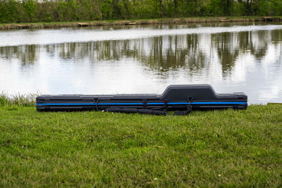 Preston Hardcase Rod Safe – volledig zijaanzicht met blauwe rits aan de waterkant