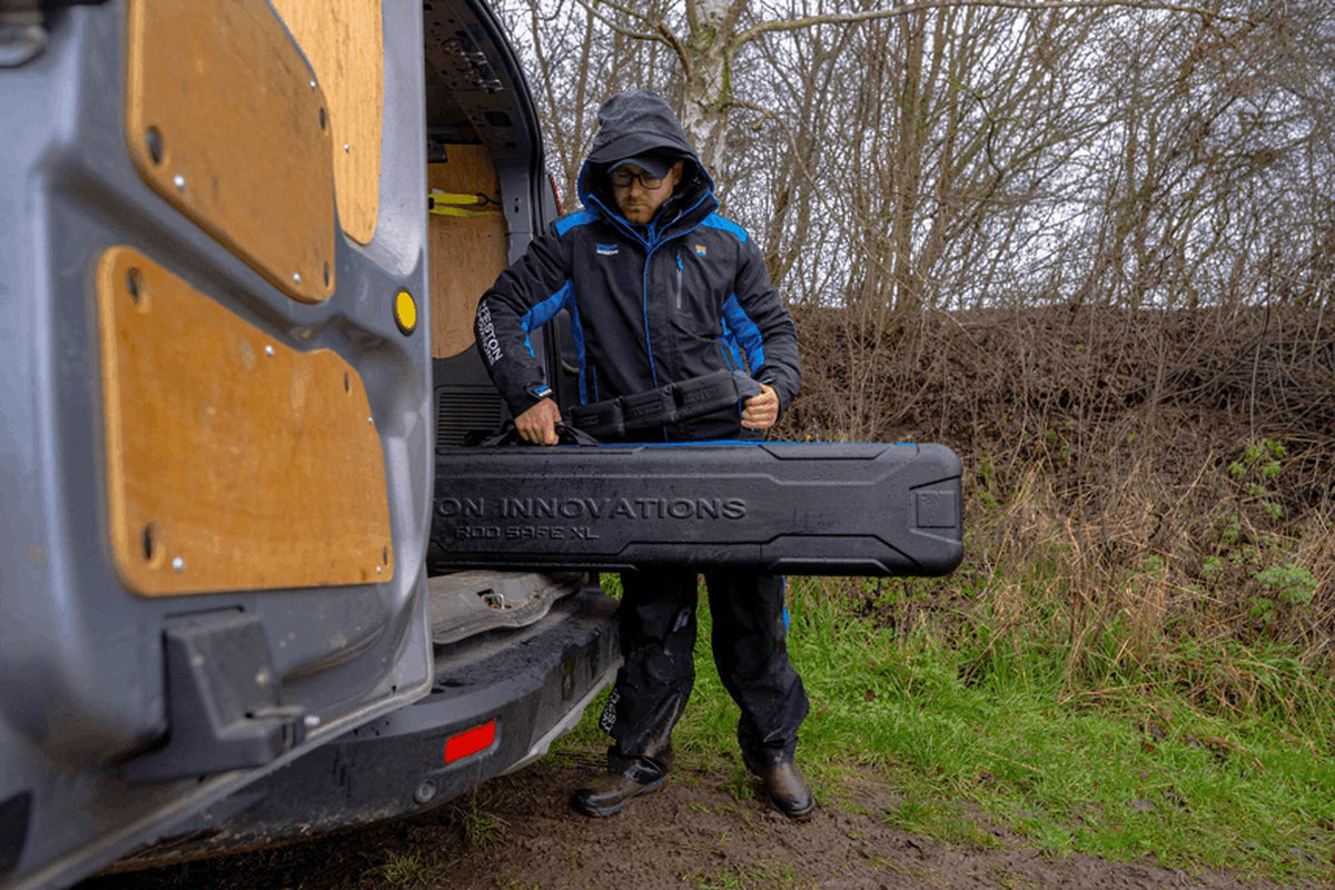 Preston Hardcase Rod Safe XL – hardcase uit de bestelwagen laden aan de waterkant