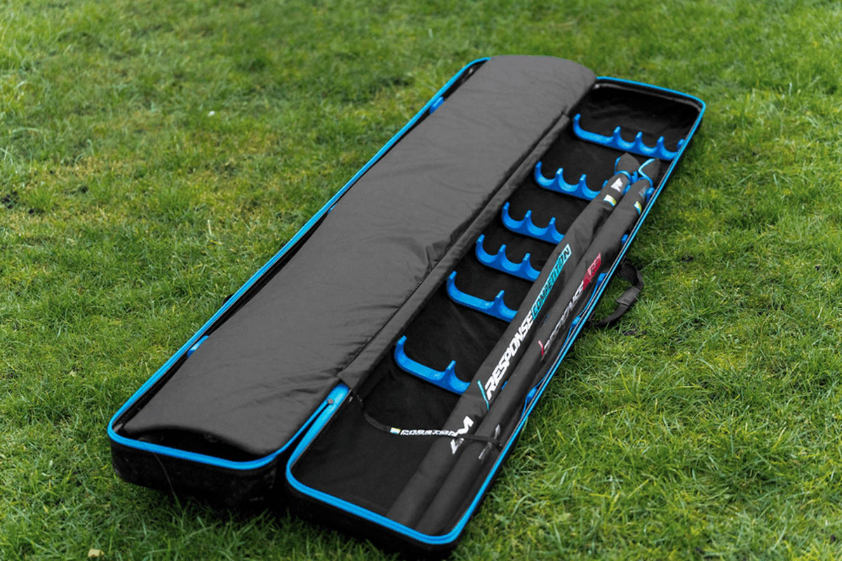 Preston Hardcase Rod Safe XL – geopende hardcase op het gras met hengel en foedraal