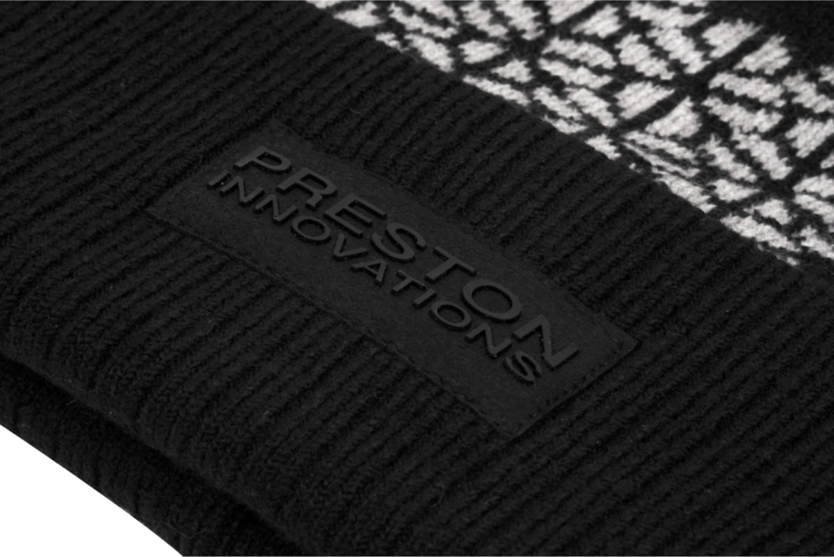 Preston Hex Beanie detail van het Preston Innovations-logo en de zwarte ribboord