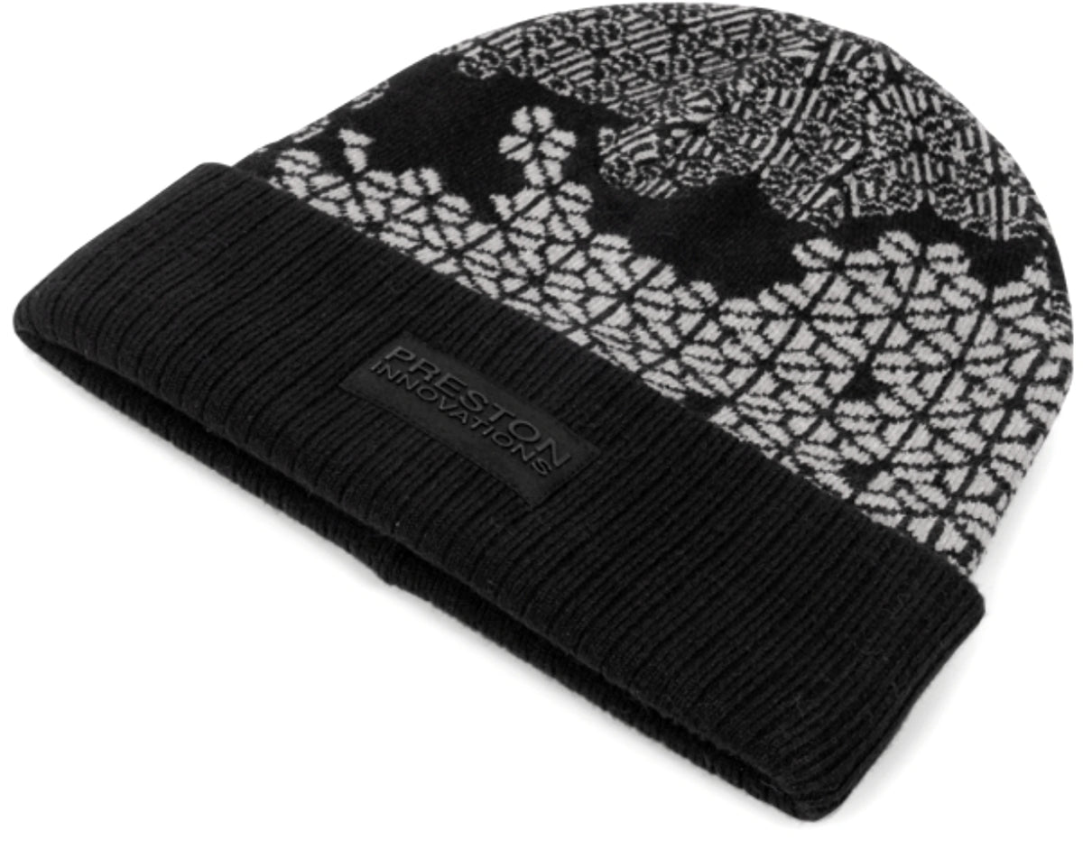 Preston Hex Beanie schuin van boven met ribboord, grijs breipatroon en logopatch