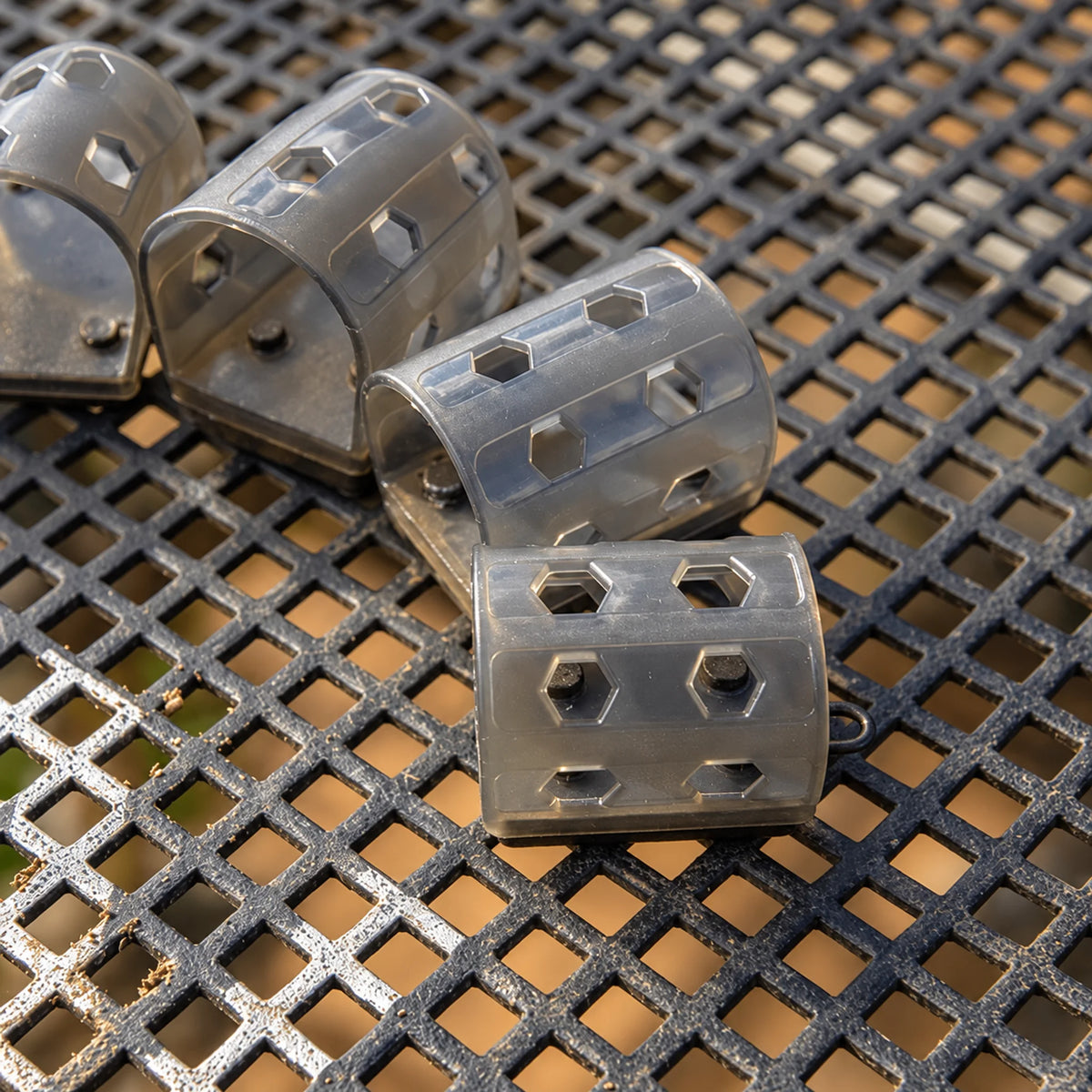 Preston Hexmesh Plastic Open End Feeders – vier korven op rooster