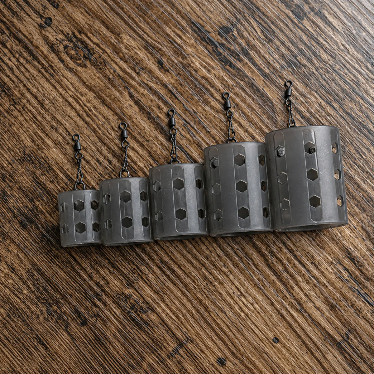 Preston Hexmesh Plastic Open End Feeders – vijf formaten op houten tafel