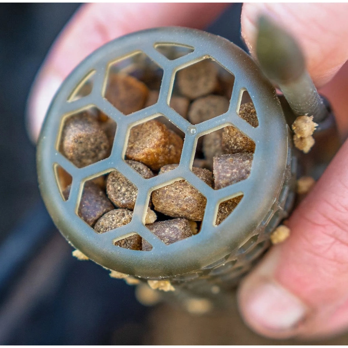 Bovenaanzicht van een gevulde Preston ICS Bait Up Feeder