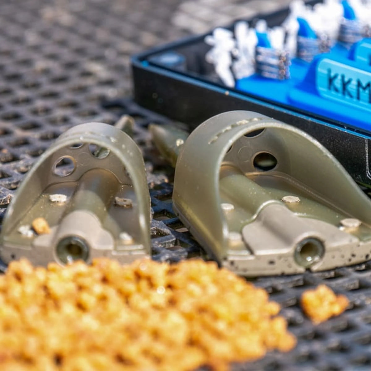 Preston ICS Inline Solid Pellet Feeders naast pellets