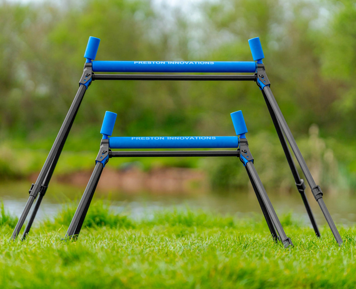 Preston Ignition Pole Rollers – de Flat Roller vooraan en XL Flat Roller achteraan opgesteld op gras
