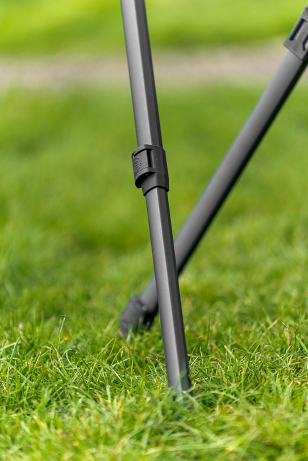 Preston Ignition Pole Rollers – detail van de zwarte verstelbare poten met puntvoeten op het gras