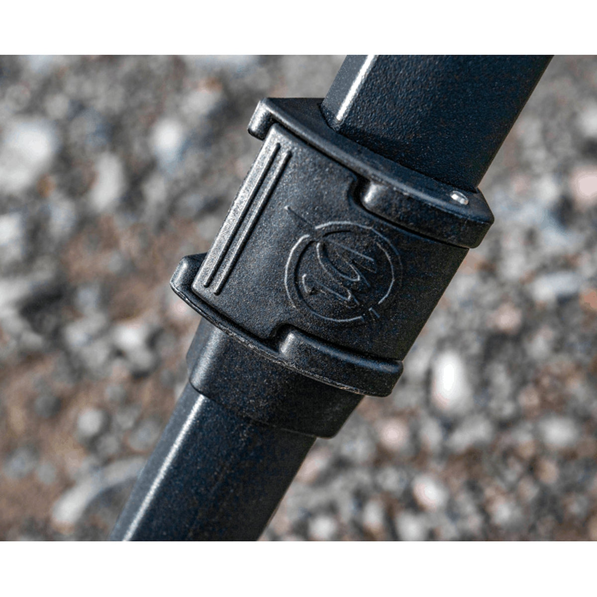 Preston Ignition Roost met detail van de pootklem en telescopische pootverstelling