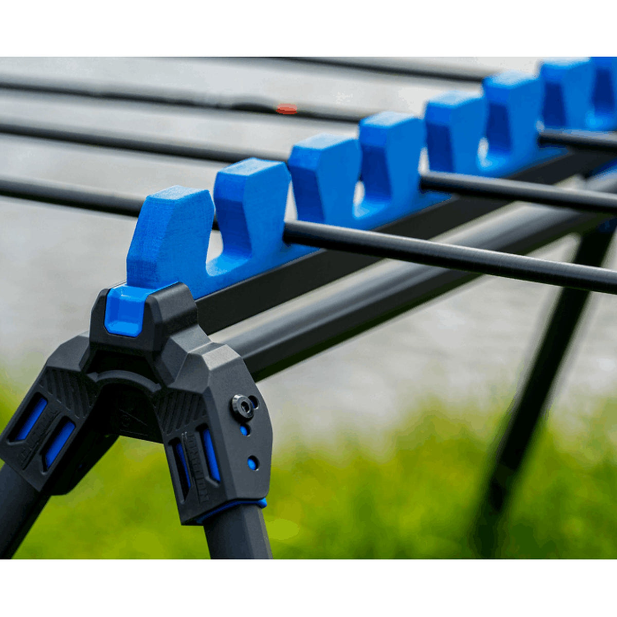 Preston Ignition Roost met detail van de blauwe topsetsteunen, scharnierkoppeling en geplaatste topsets