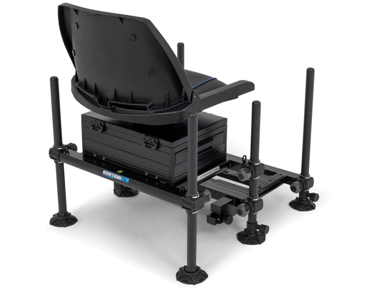 Achteraanzicht van de Preston Ignition SL 360 Seatbox met opgeklapte stoel, laden en verstelbare poten