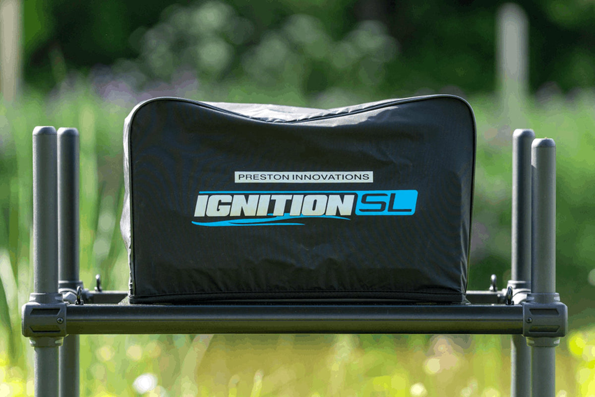 Preston Ignition SL Seat Cover – buitenaanzicht van de hoes op de zitkist met de voorste poten zichtbaar