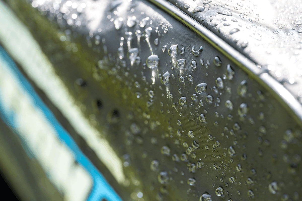 Preston Ignition SL Seat Cover – close-up van waterdruppels op de stof naast de gestikte rand