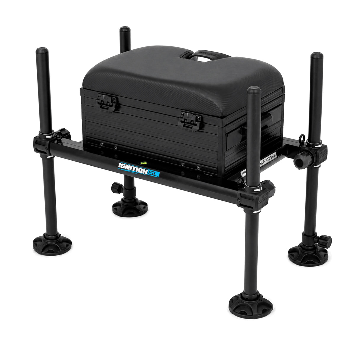 Preston Ignition SL Seatbox No Foot Platform – schuin achteraanzicht met zitkussen, frame en vier poten