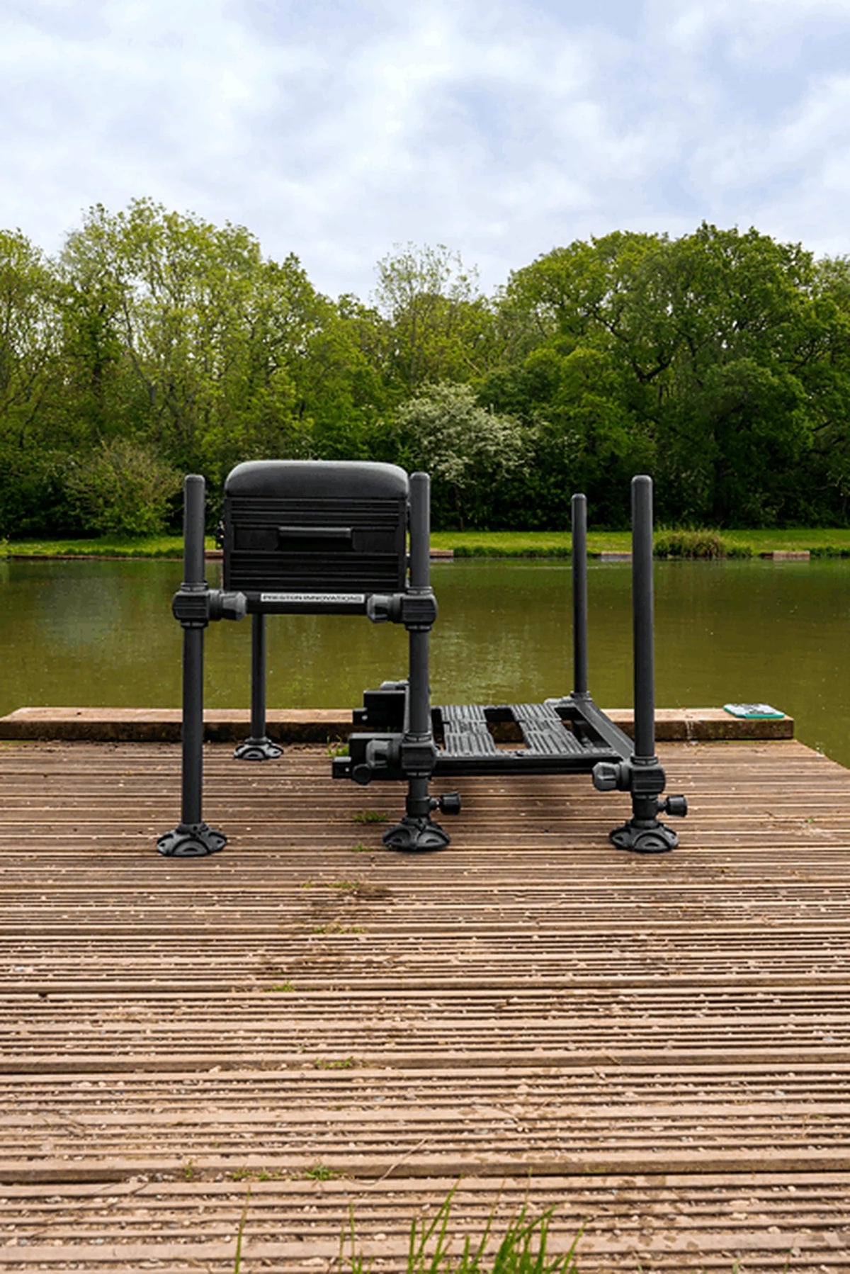 Preston Ignition SL Seatbox – volledig zijaanzicht met zijlade en uitgeschoven voetenplateau aan de waterkant