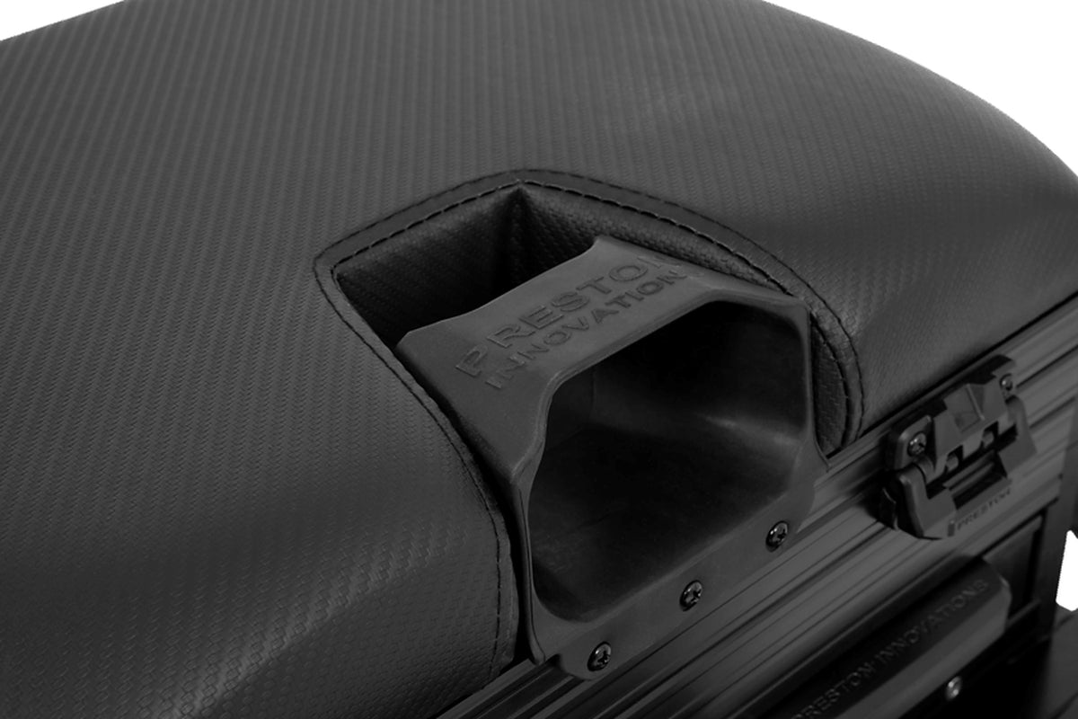 Preston Ignition SL Seatbox – detail van de gevoerde zitting met centrale hengeluitsparing en Preston Innovations-opdruk