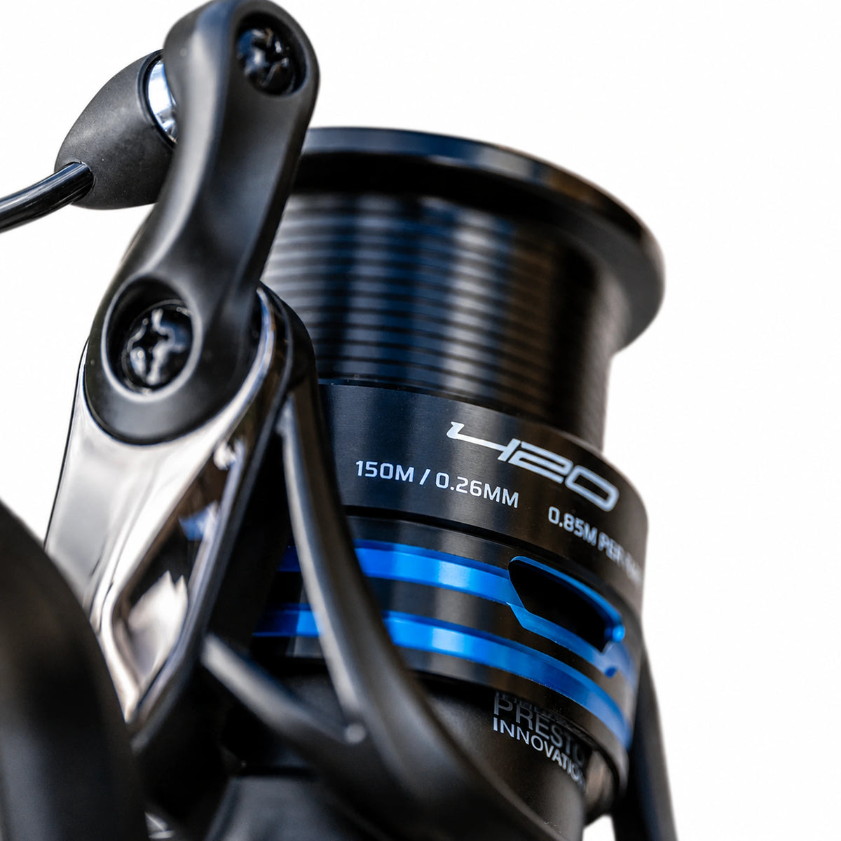 Preston Inception 420 reservespoel – detail van de gemonteerde spoel op witte achtergrond
