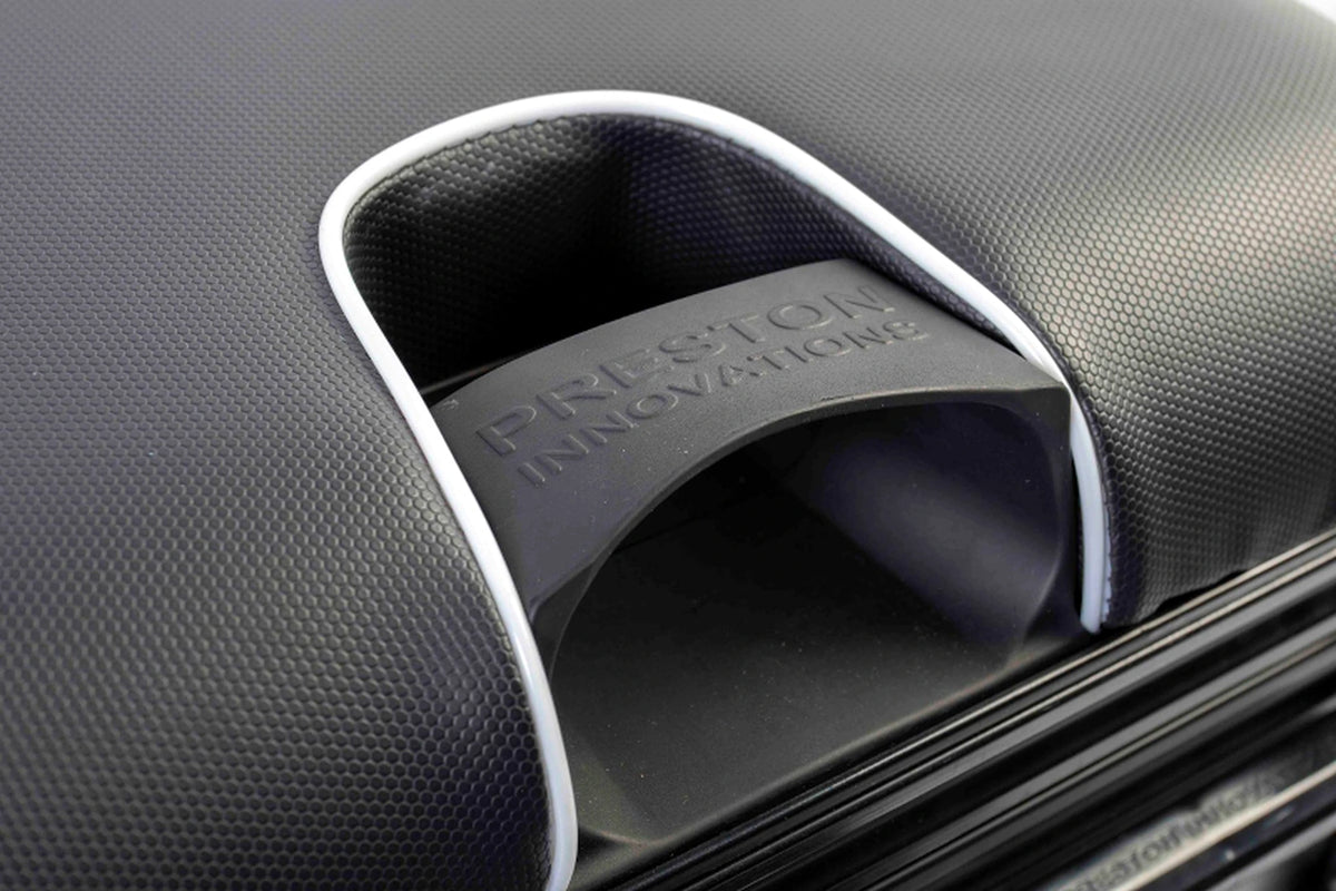 Preston Inception Mag Lok Padded Seat – detail van hengeluitsparing met witte bies en merkopdruk