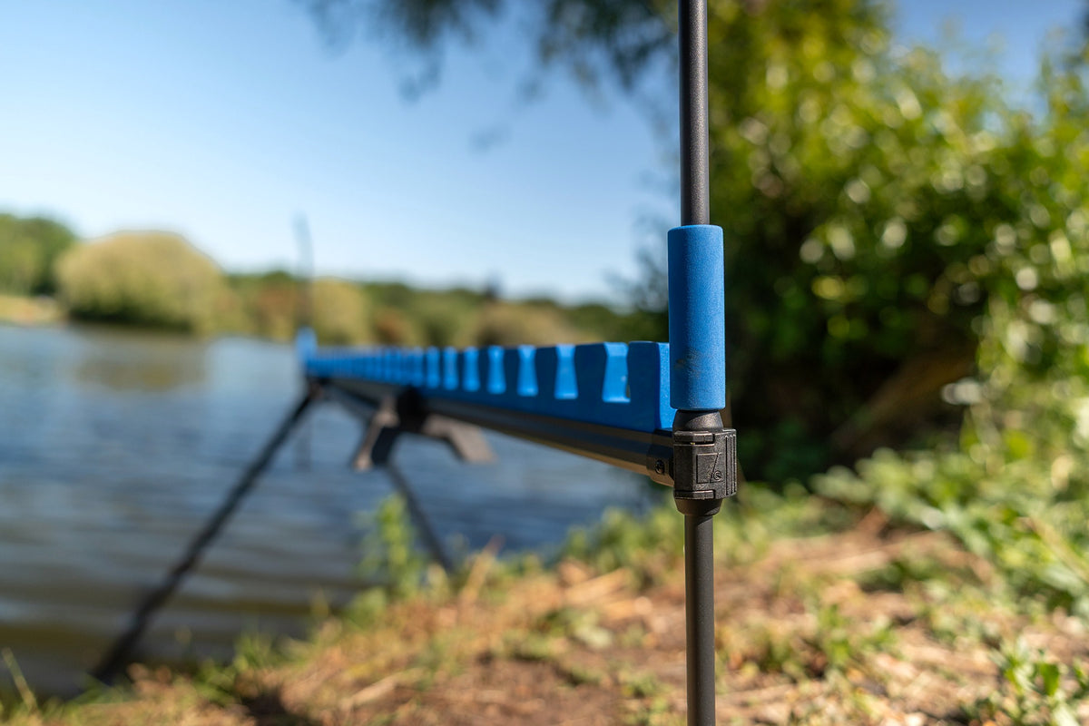 Preston Inception Pro Roost Distance Stick Combo – zijprofiel van schuimsteun en afstandsstokbevestiging