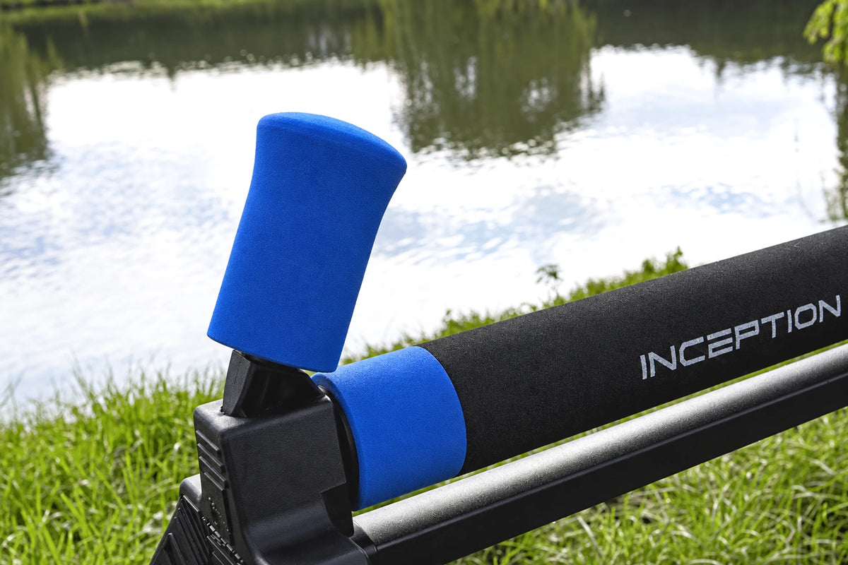 Preston Inception Super Pro XL Flat Roller detail van blauwe zijroller en Inception-opdruk