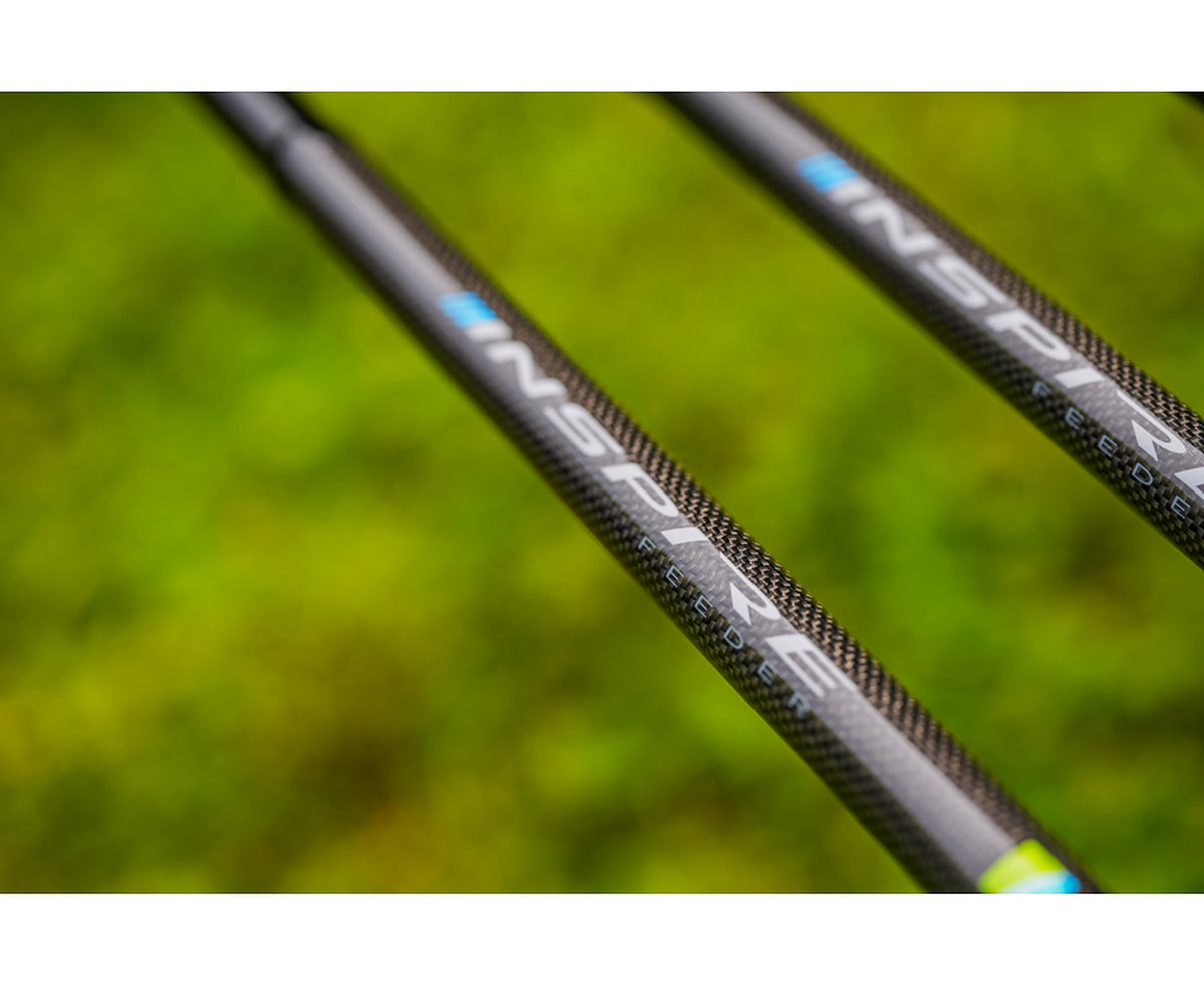 Preston Inspire Feeder – modelopdruk op twee carbonblanks tegen een grasachtergrond