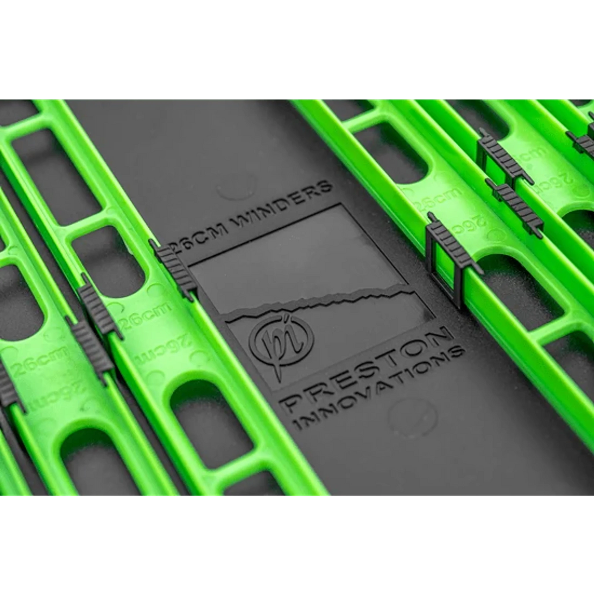 Preston InterLok winder trays met blauwe, groene en rode tuigenplankjes aan de waterkant