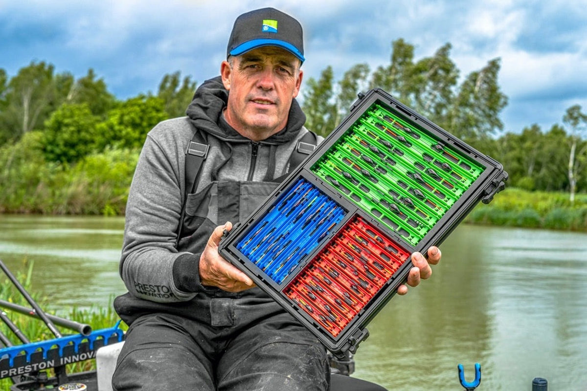 Visser toont geopende Preston InterLok winder trays met tuigenplankjes