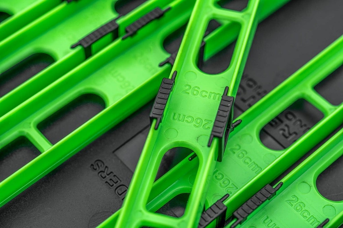 Close-up van groene Preston InterLok Slider Winders van 26 cm met verstelbare clips