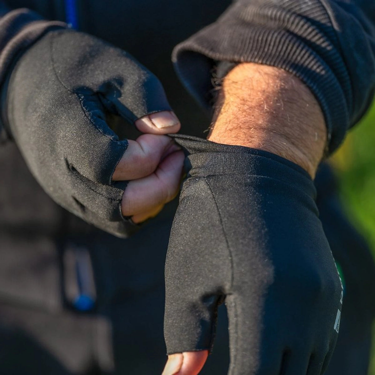 Preston Lightweight Gloves – detail van het aantrekken en de polssluiting