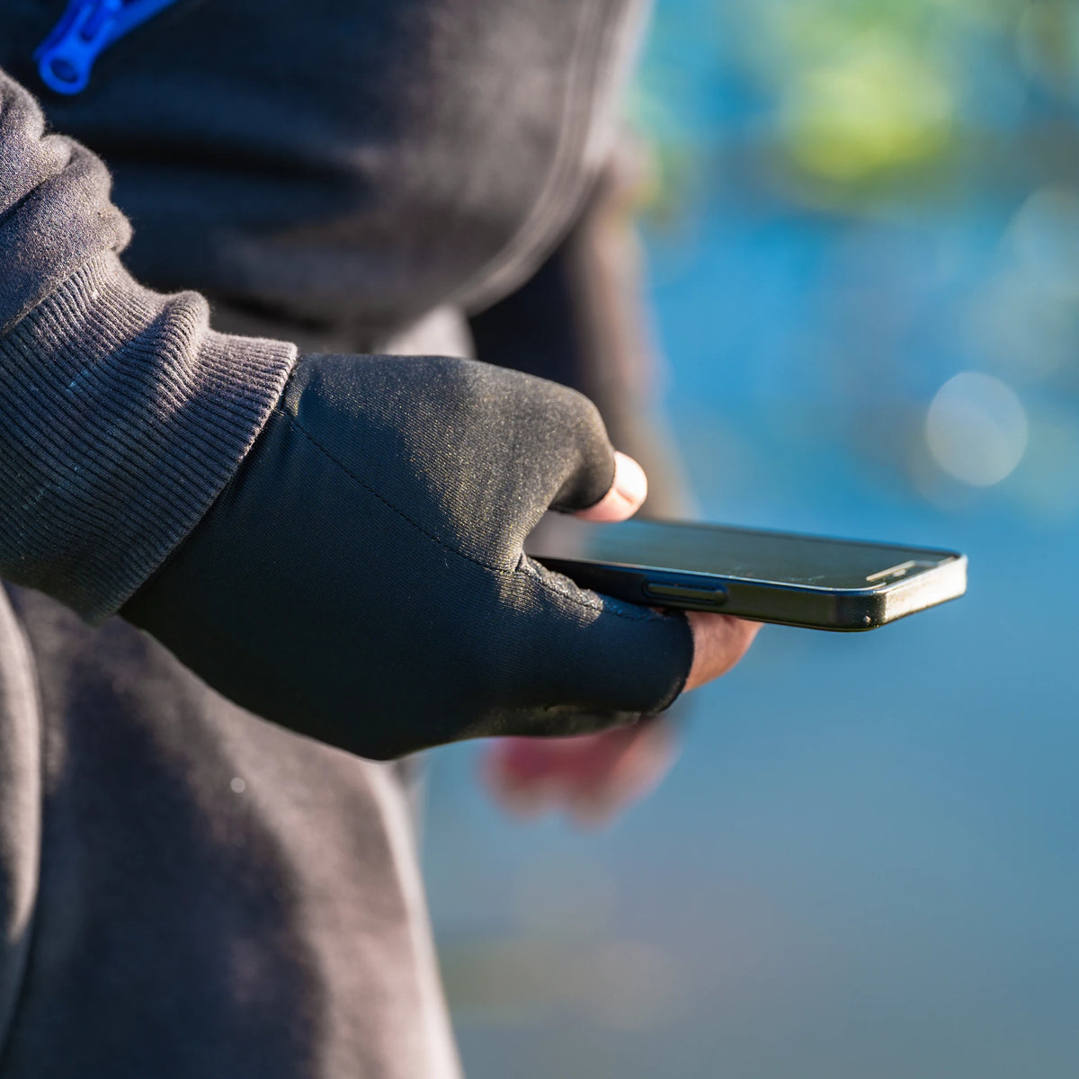 Preston Lightweight Gloves – handschoenen bij het gebruik van een telefoon