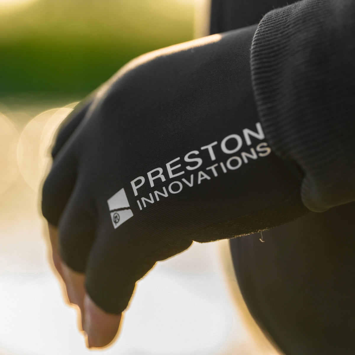 Preston Lightweight Gloves – detail van de Preston-opdruk op de handrug