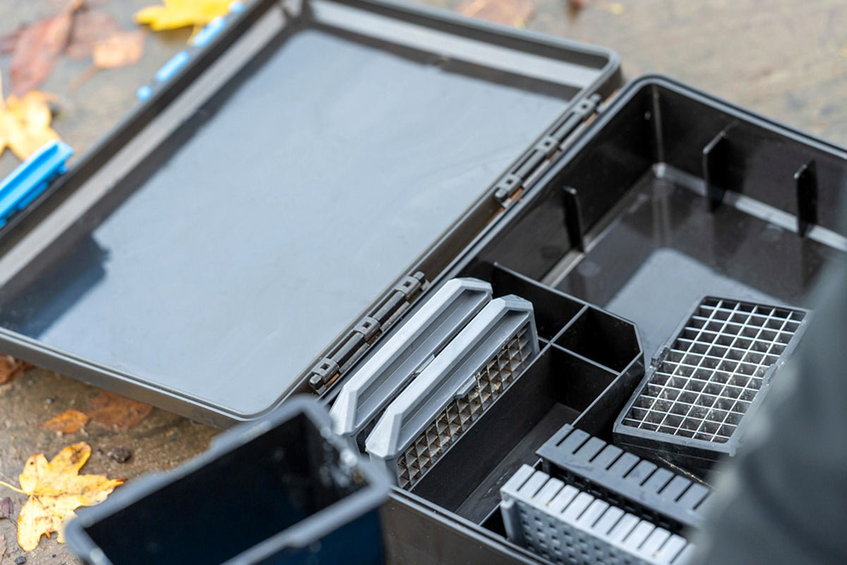 Detail van de Preston Meat Cutter Set met snijrasters en drukplaten in de vakken van de open opbergdoos