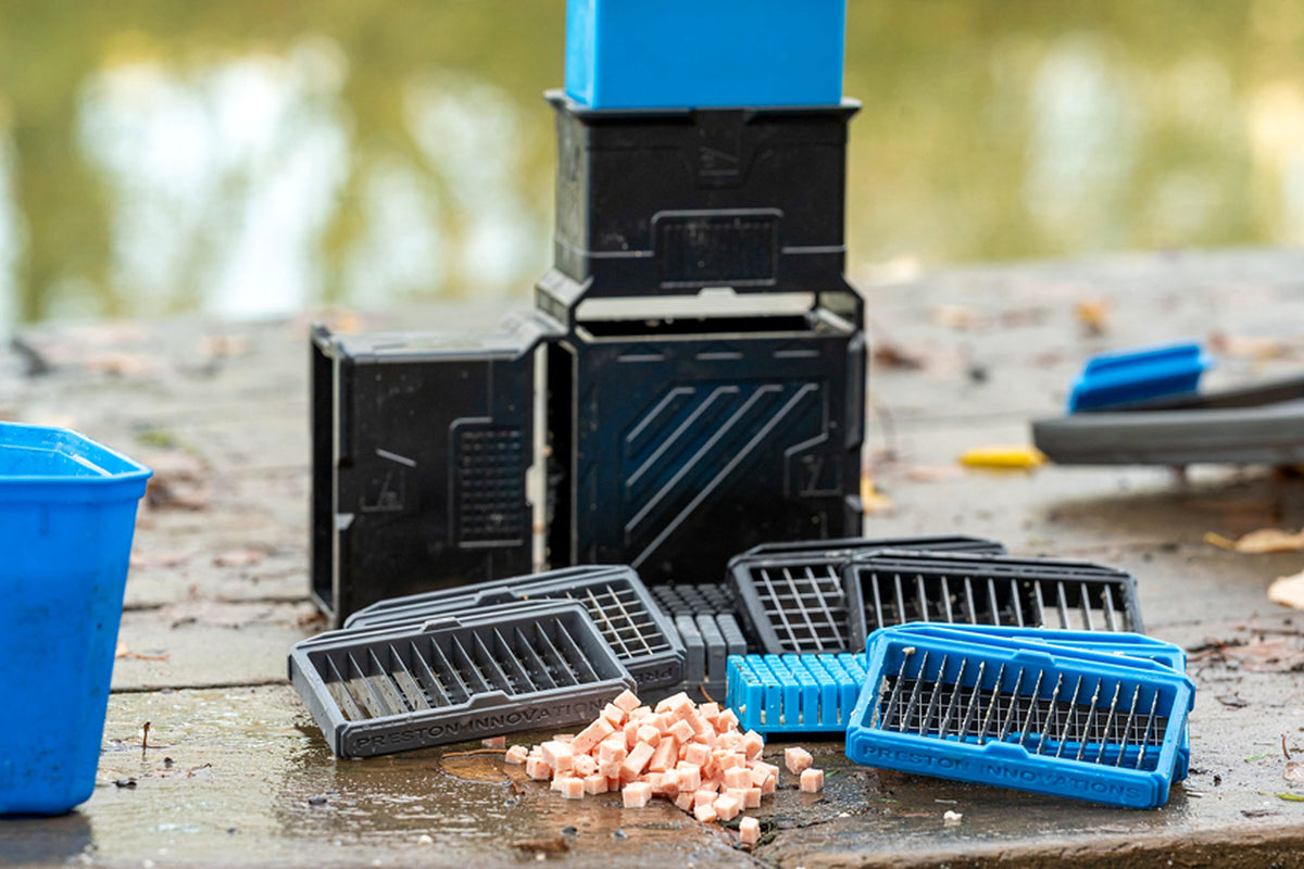 Detail van de Preston Meat Cutter Set met blauwe en grijze snijrasters en gelijkmatig gesneden vleesblokjes