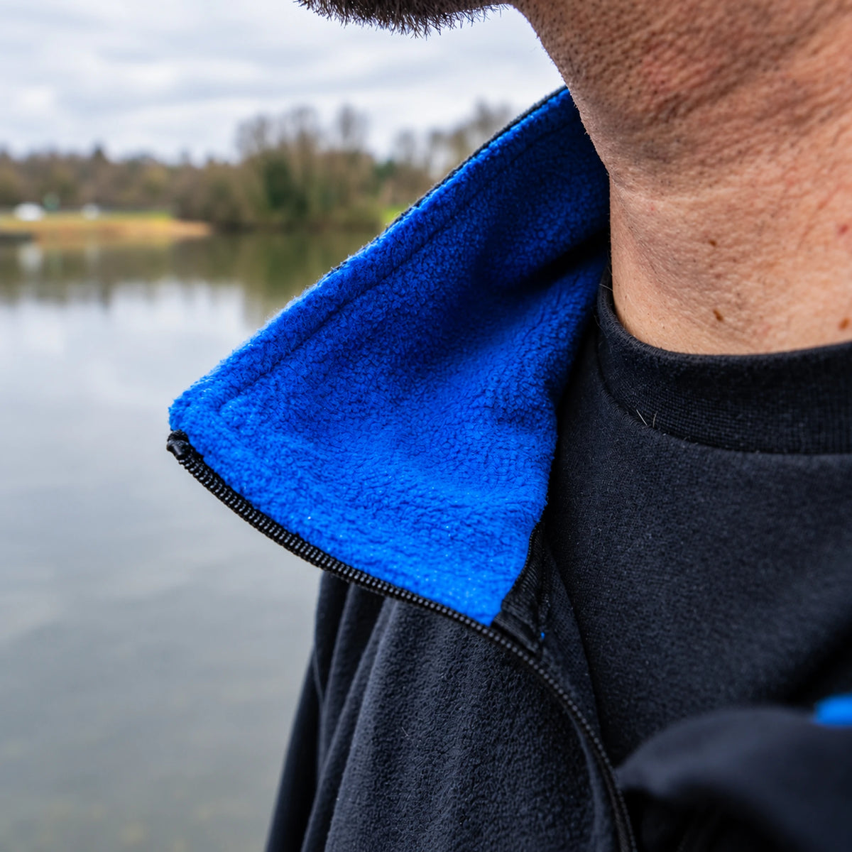 Preston Micro Fleece, detail van de blauwe kraagvoering en zwarte ritssluiting aan de vijver