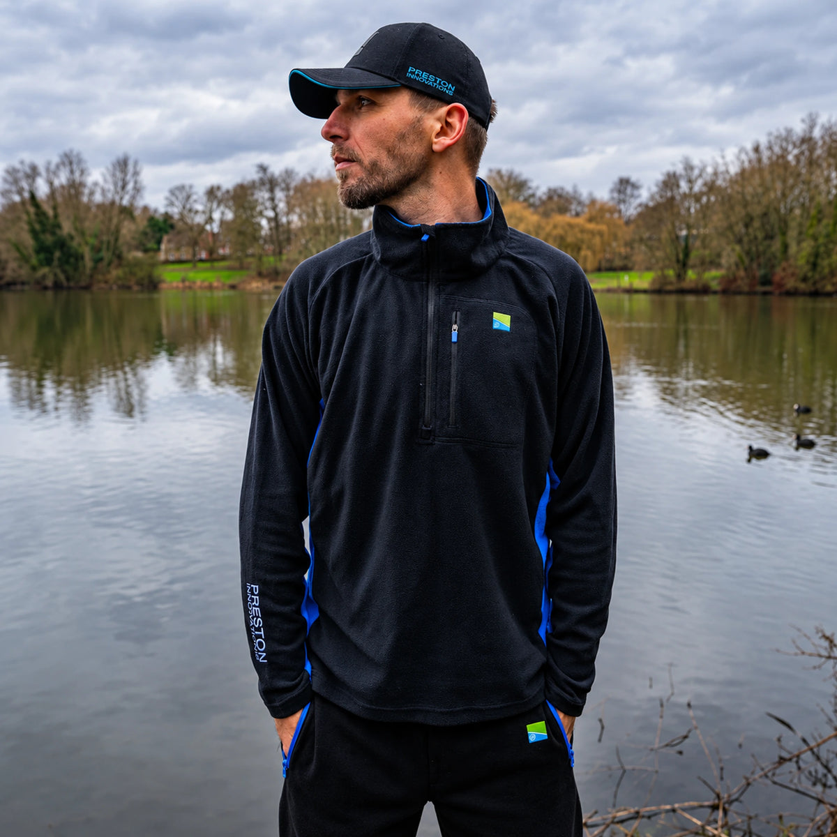 Preston Micro Fleece, vooraanzicht aan de vijver met blauwe kraag en zijpanelen