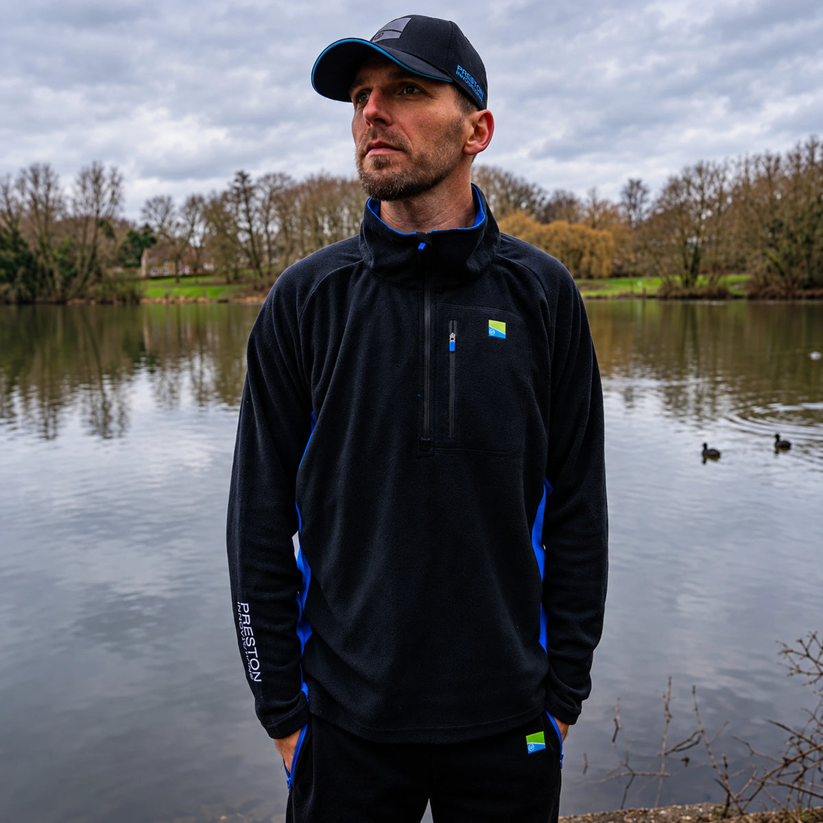 Preston Micro Fleece, vooraanzicht tijdens het dragen aan de vijver met blauwe kraagvoering