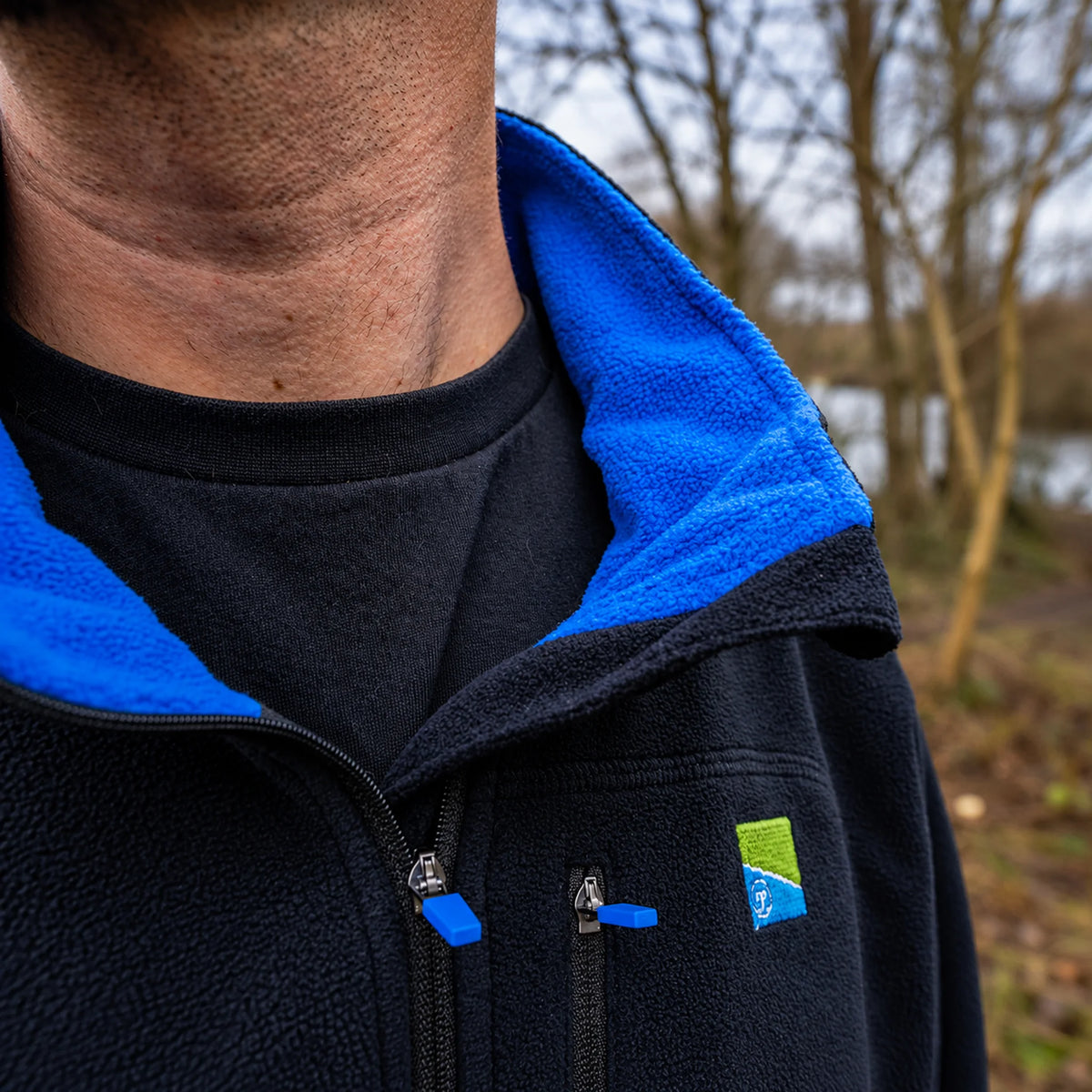Preston Micro Fleece, detail van de open kraag met blauwe voering en beide blauwe ritstrekkers