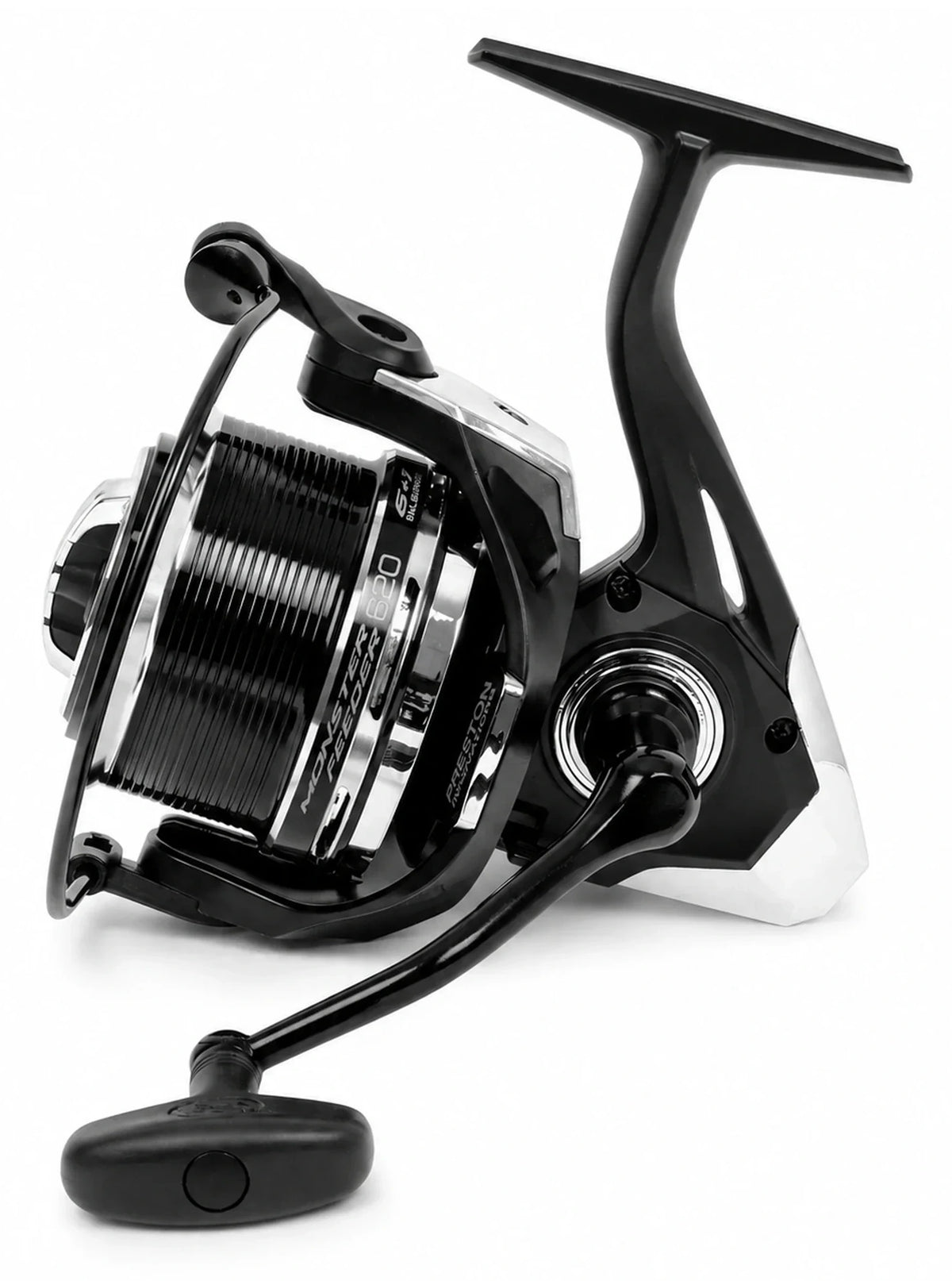 Preston Monster Feeder 620 – volledige molen met aluminium spoel en enkele slinger op witte achtergrond