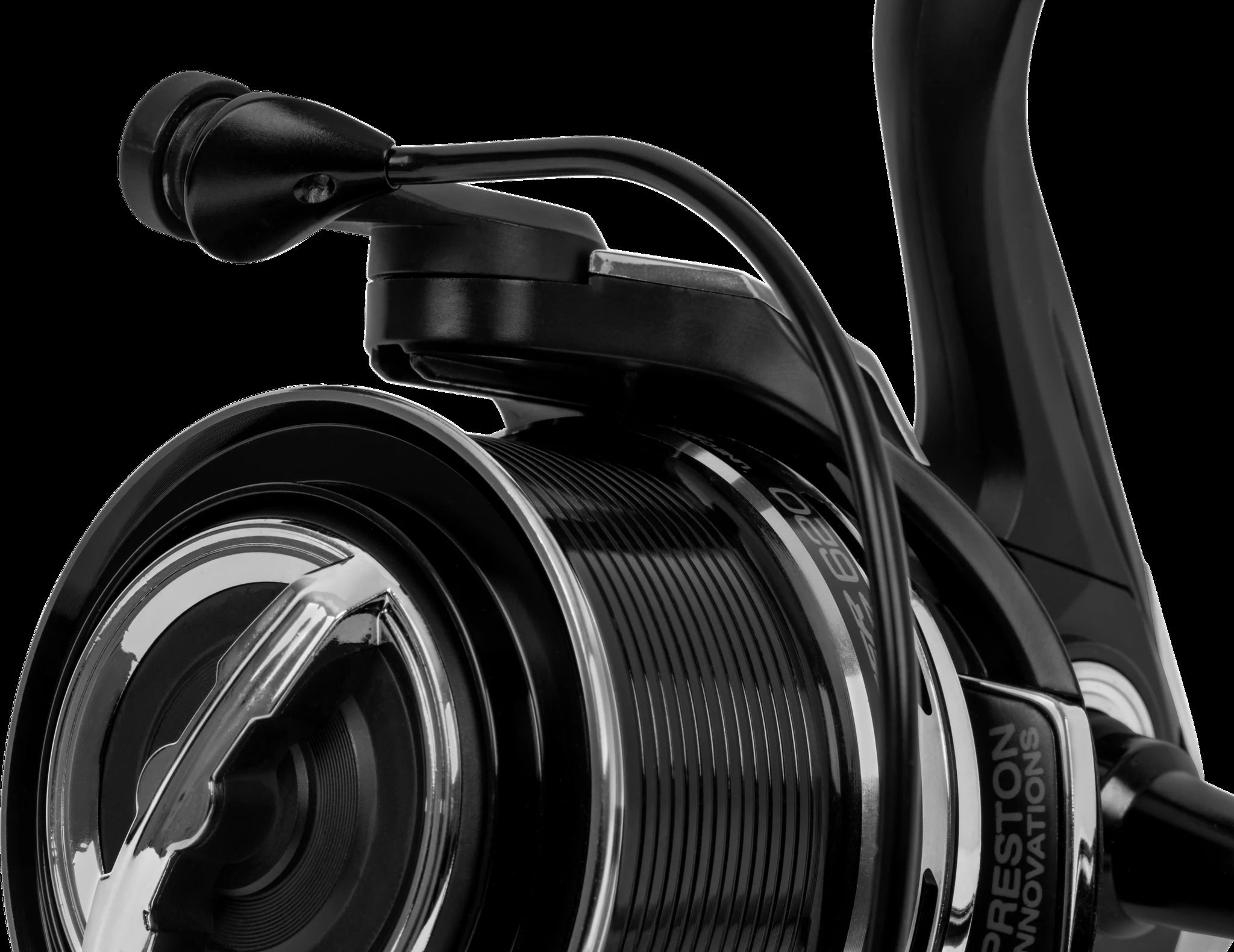 Preston Monster Feeder Reel 620 - detail van spoel, beugel en lijnclip