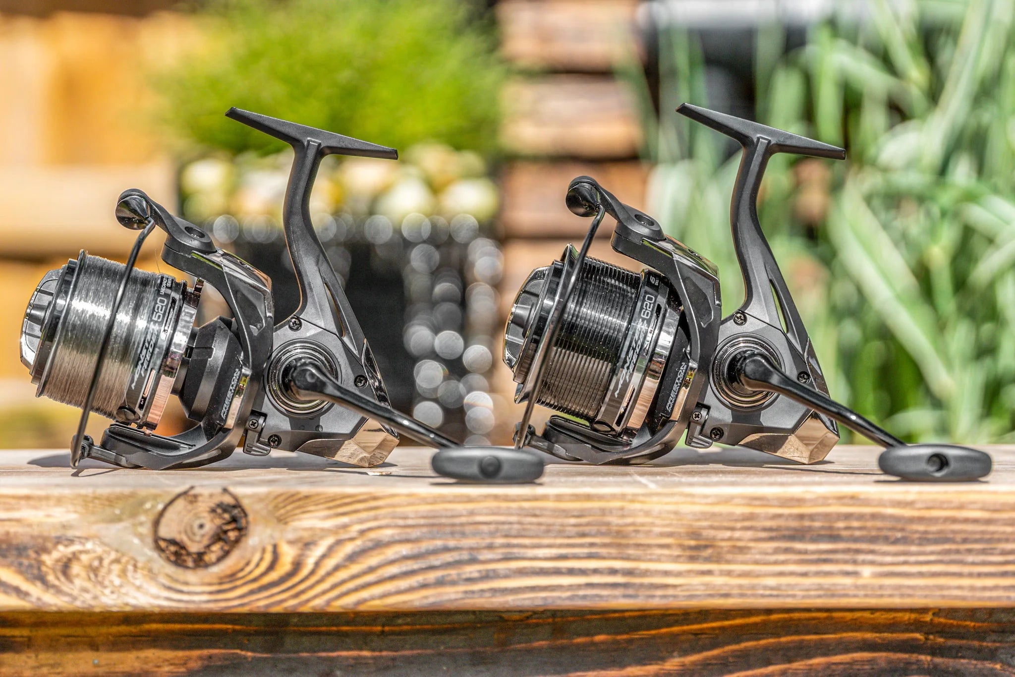 Preston Monster Feeder Reels 520 en 620 samen opgesteld