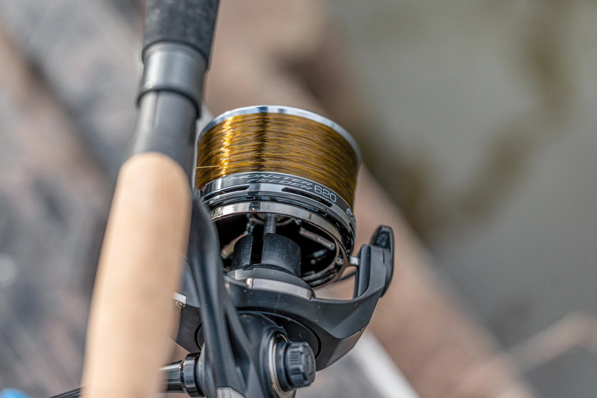 Preston Monster Feeder Reel gemonteerd op een feederhengel