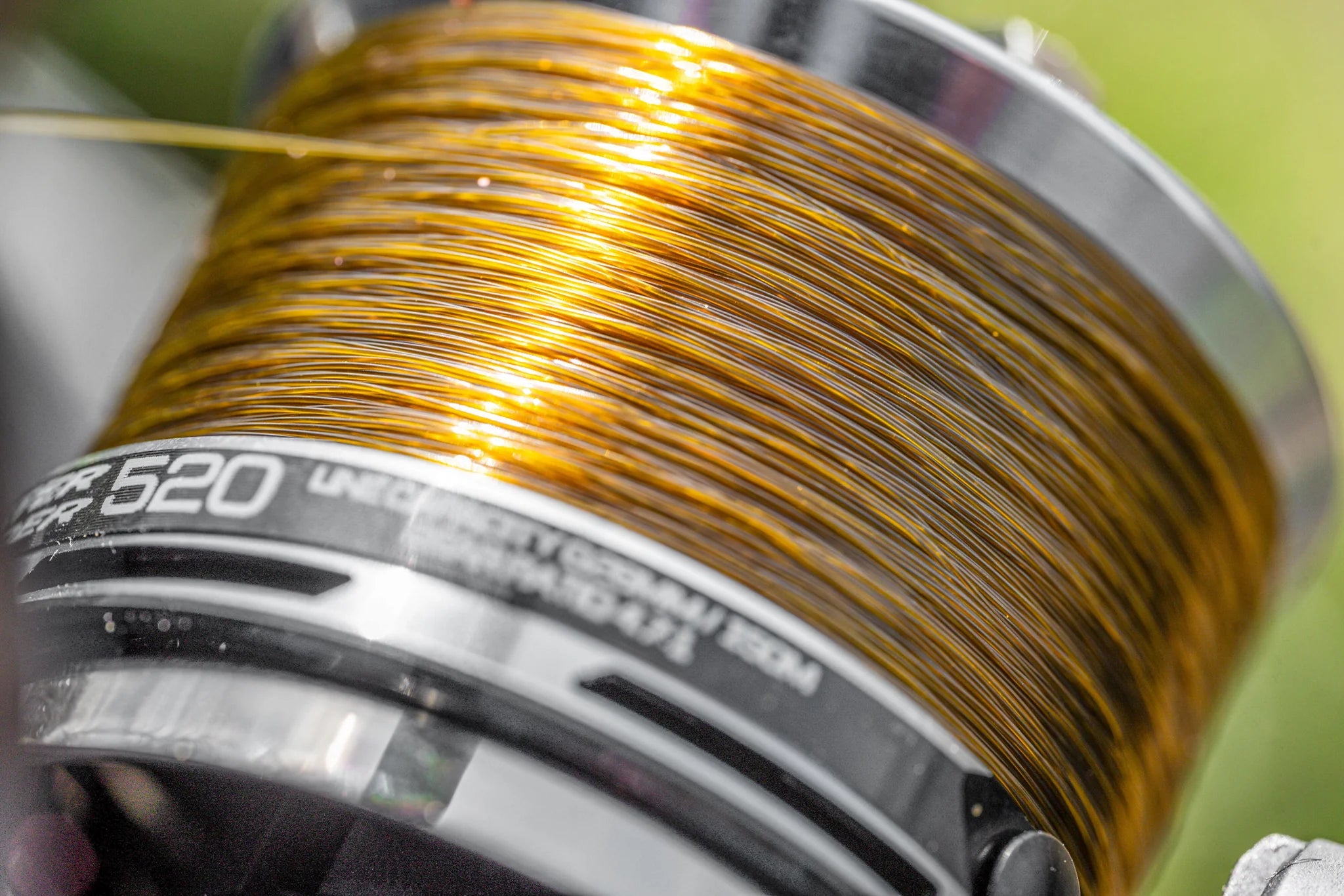 Preston Monster Feeder Reel 520 - close-up van spoel en vislijn